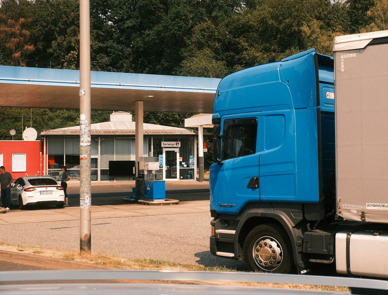 Truck with curtainsider trailer
