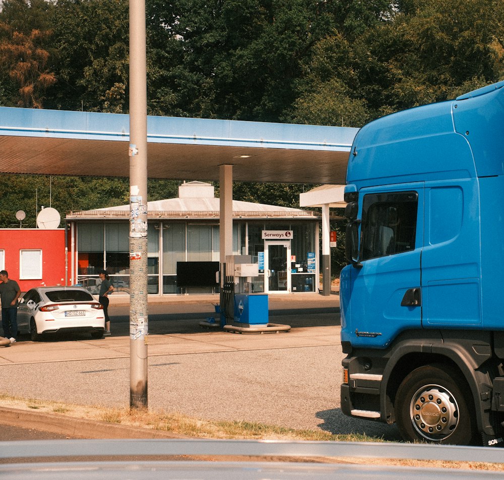 Truck with curtainsider trailer